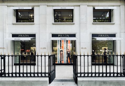 prada avenue montaigne